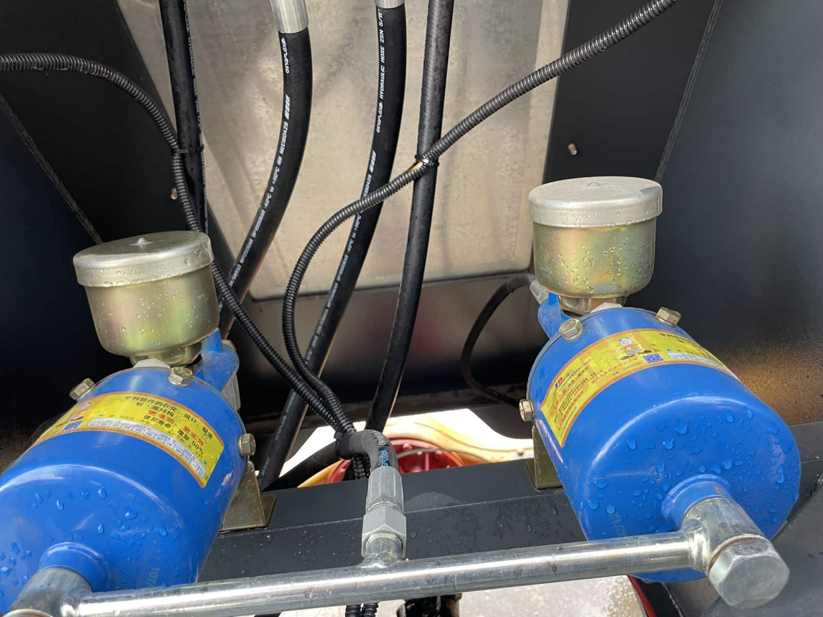 bau_dau_phanh_may_xuc_lat