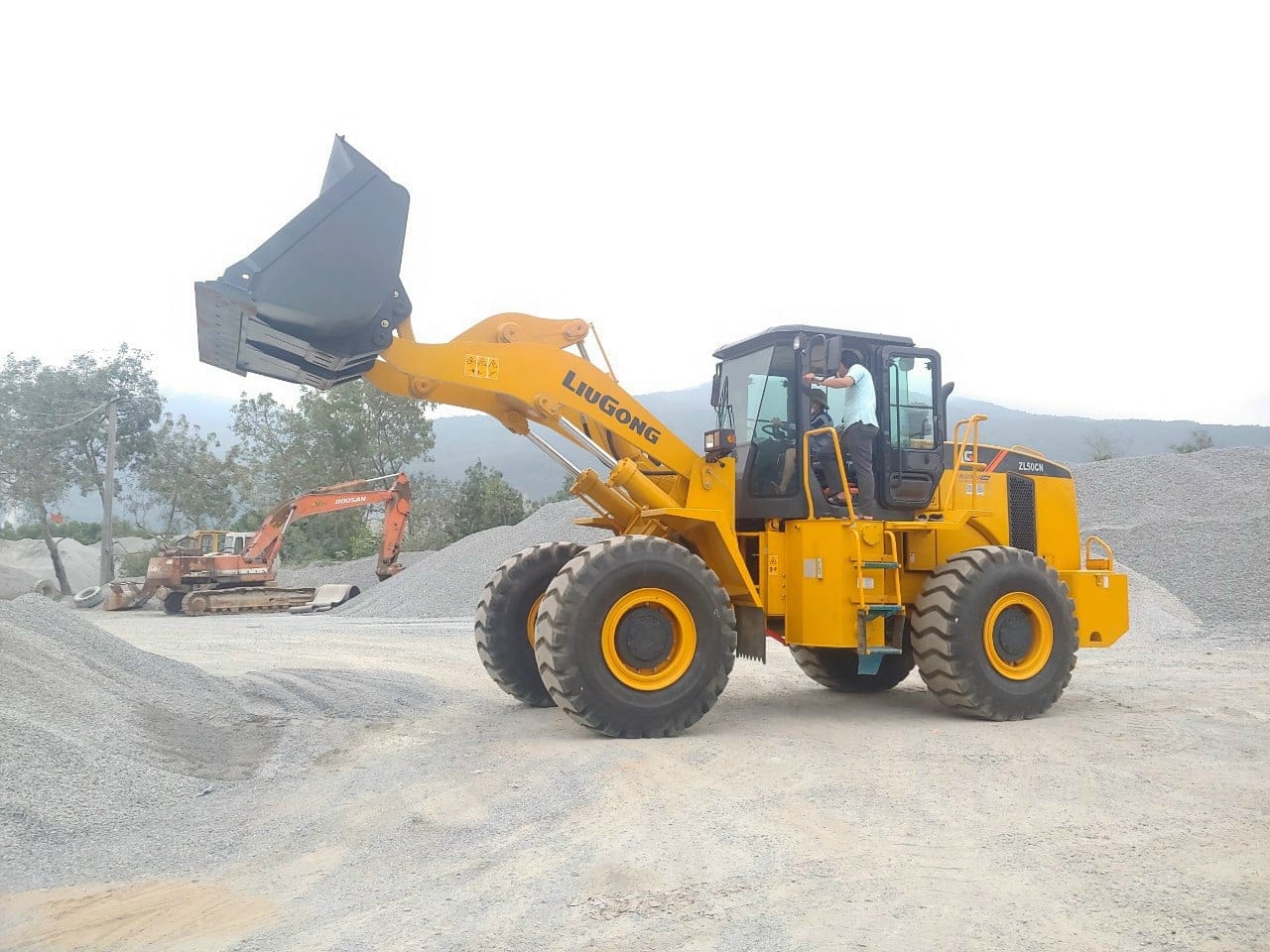 xuc-lat-liugong-zl50cn-lam-viec-tai-mo-da